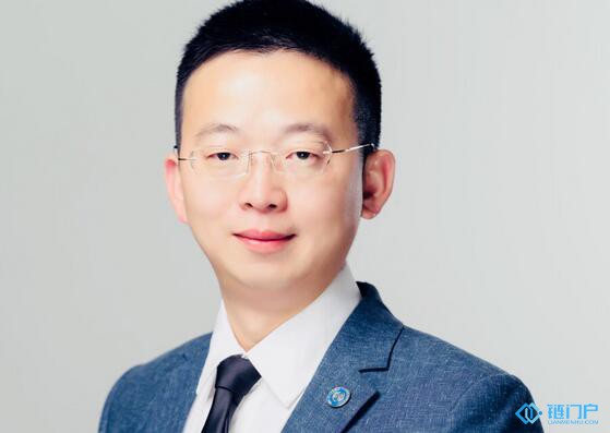 向凌云：